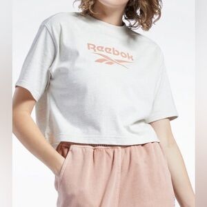 Reebok Classics Big Logo Crop T-Shirt | Light Grey/Pink | M